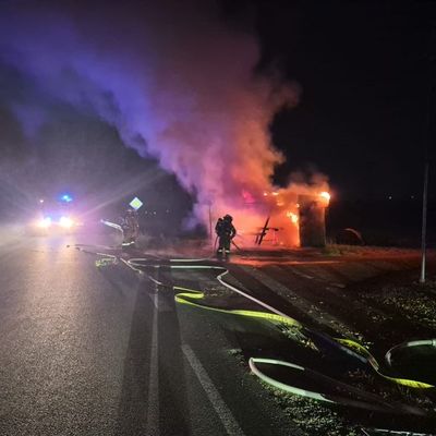 FW Meerbusch: Nächtlicher Vollbrand eines Verkaufsstandes