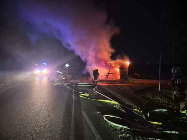 FW Meerbusch: Nächtlicher Vollbrand eines Verkaufsstandes