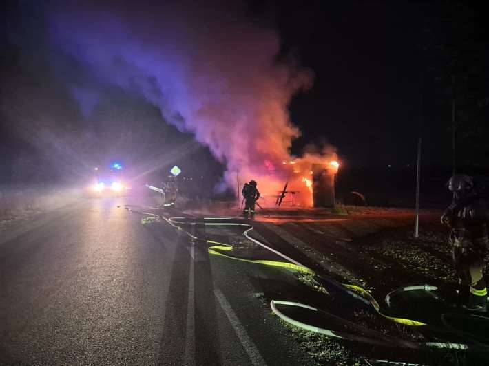 FW Meerbusch: Nächtlicher Vollbrand eines Verkaufsstandes