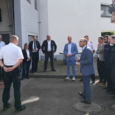 FW LK Esslingen: Landkreis Esslingen stärkt Bevölkerungsschutz - Übergabe neuer Einsatzfahrzeuge in Wendlingen