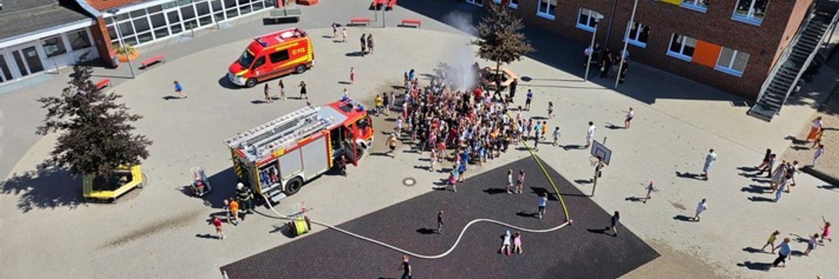 FW-WRN: Räumungsübung an der Uhlandgrundschule: Freiwillige Feuerwehr Werne trainiert den Ernstfall mit rund 470 Schülern