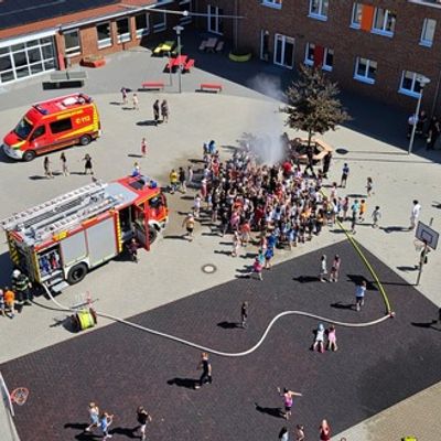 FW-WRN: Räumungsübung an der Uhlandgrundschule: Freiwillige Feuerwehr Werne trainiert den Ernstfall mit rund 470 Schülern