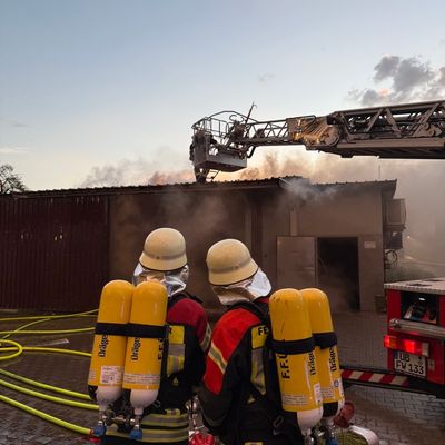 FW Überlingen: Großeinsatz / Dachstuhlbrand auf Landwirtschaftlichem Anwesen im Überlinger Teilort Bambergen auf dem Gut Neuhof / Feuer schnell unter Kontrolle