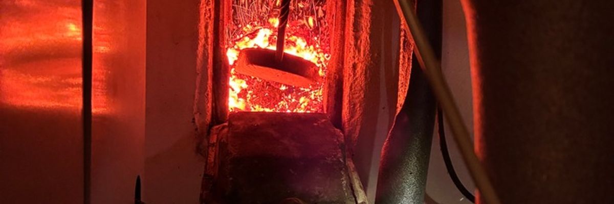 FW-OLL: Schornsteinbrand kann schnell eingedämmt werden - Flammen schlagen aus Kamin