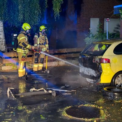 FW-OLL: Nächtlicher Fahrzeugbrand vor Wohngebäude