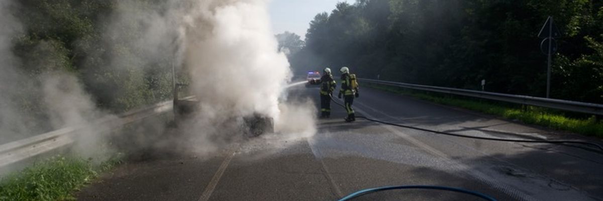 FW Kranenburg: Fahrzeug brennt auf B9 neu vollständig aus