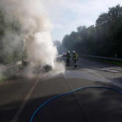 FW Kranenburg: Fahrzeug brennt auf B9 neu vollständig aus