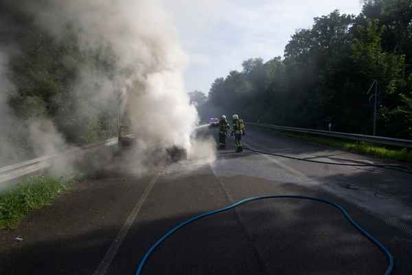 FW Kranenburg: Fahrzeug brennt auf B9 neu vollständig aus