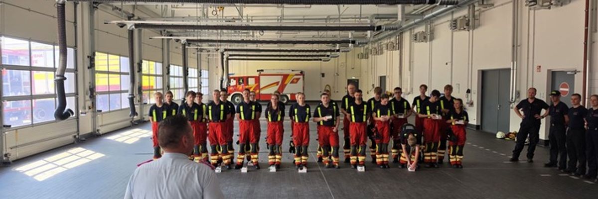 FW Lehrte: Modulare Grundausbildung: Nachwuchs der Stadtfeuerwehr Lehrte stellt sich der Hitze