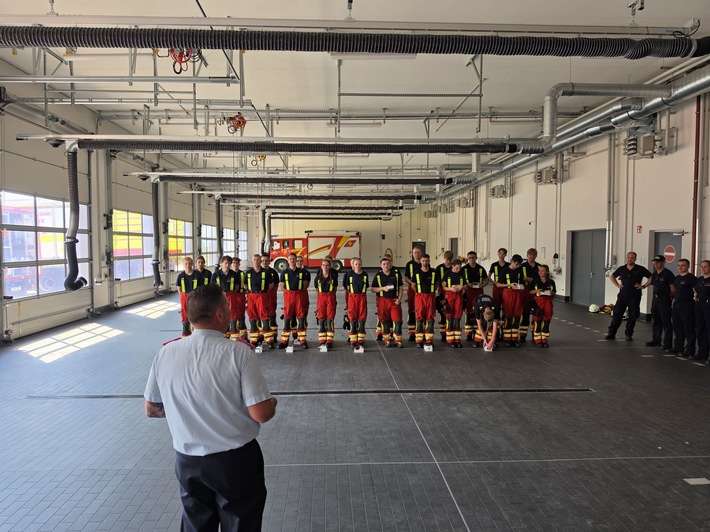 FW Lehrte: Modulare Grundausbildung: Nachwuchs der Stadtfeuerwehr Lehrte stellt sich der Hitze