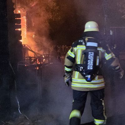 FW Speyer: Gaststätte in Speyer brennt vollständig aus - 84 Einsatzkräfte im Einsatz