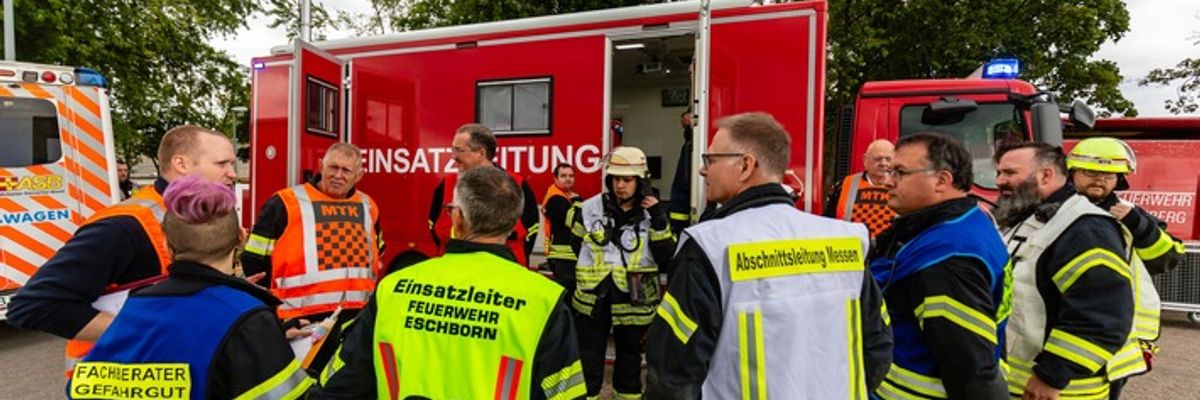 Feuerwehr MTK: "Red Tanker '25": 120 Einsatzkräfte proben Gefahrstofflage an der Heinrich-von-Kleist-Schule Eschborn