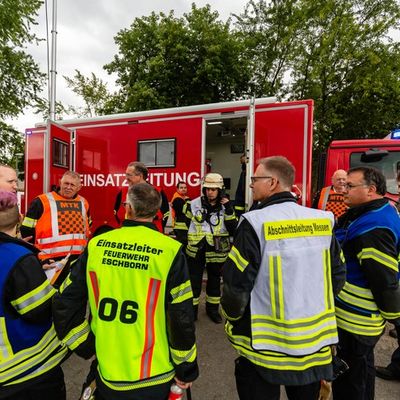Feuerwehr MTK: "Red Tanker '25": 120 Einsatzkräfte proben Gefahrstofflage an der Heinrich-von-Kleist-Schule Eschborn