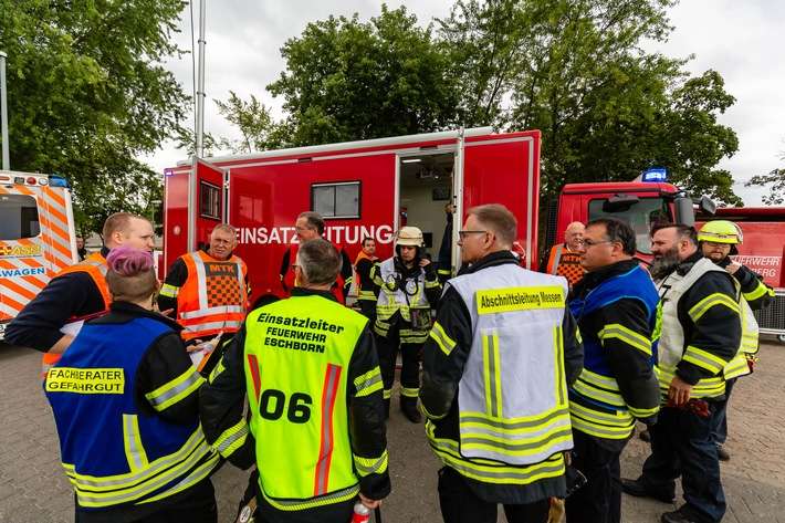 Feuerwehr MTK: "Red Tanker '25": 120 Einsatzkräfte proben Gefahrstofflage an der Heinrich-von-Kleist-Schule Eschborn