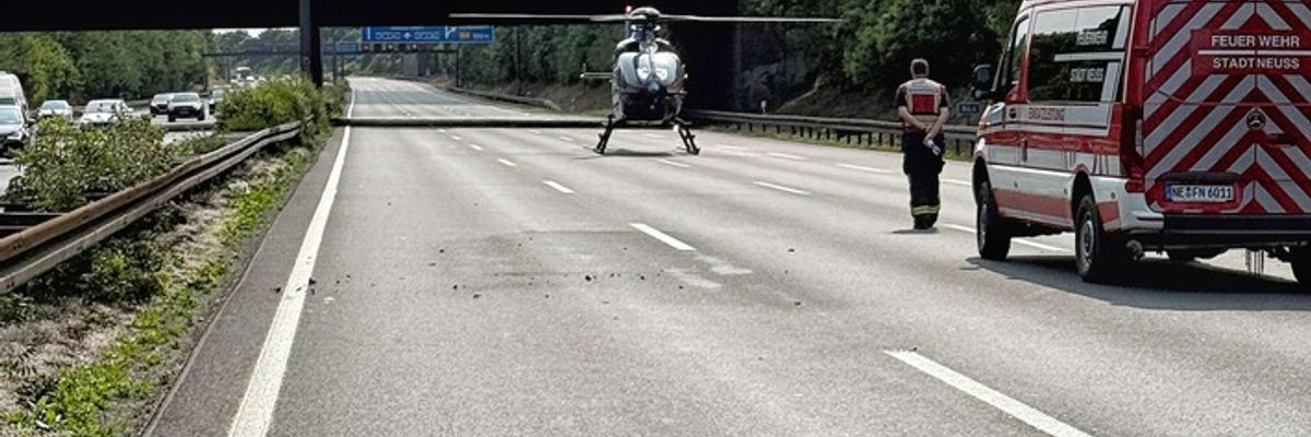 FW-NE: Verkehrsunfall auf der A57 | Eine Person aus PKW befreit