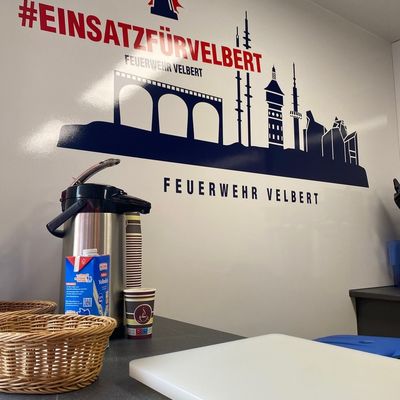 FW-Velbert: -Korrektur- Neuer Versorgungsanhänger für die Feuerwehr Velbert übergeben