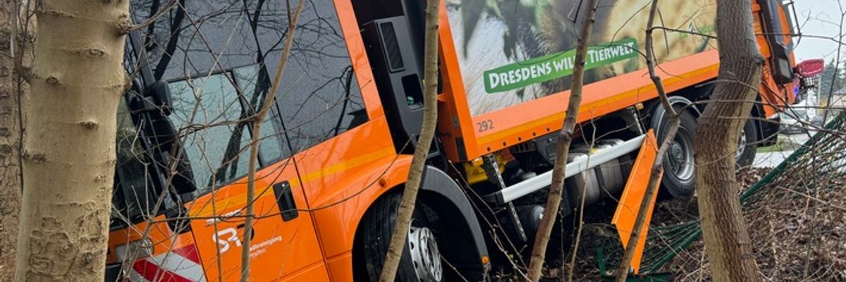 FW Dresden: Müllfahrzeug rollt unkontrolliert eine Böschung hinab - keine Verletzten