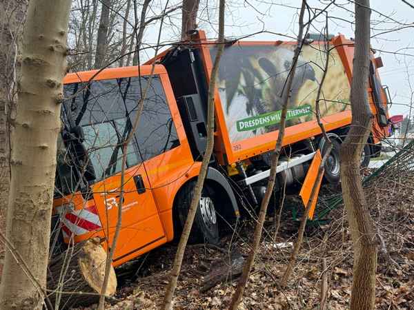 FW Dresden: Müllfahrzeug rollt unkontrolliert eine Böschung hinab - keine Verletzten