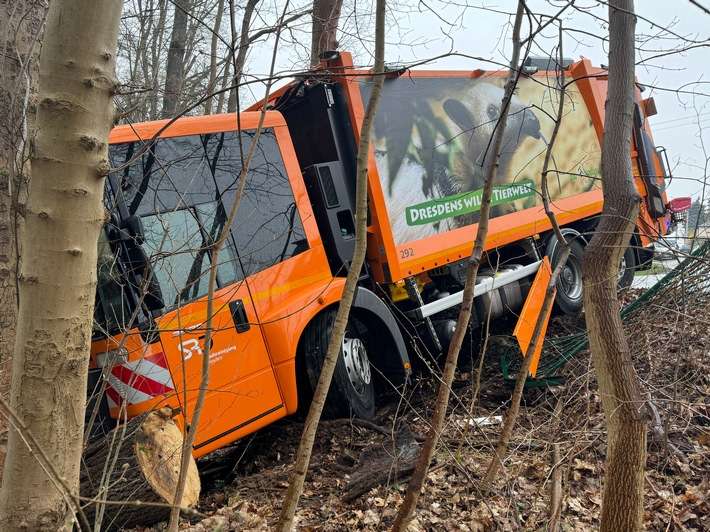 FW Dresden: Müllfahrzeug rollt unkontrolliert eine Böschung hinab - keine Verletzten