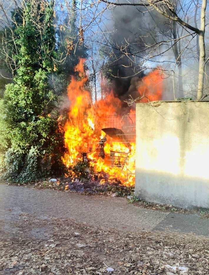 FW-OB: Feuerwehreinsatz in Oberhausen-Lirich Süd - Brennender Unrat