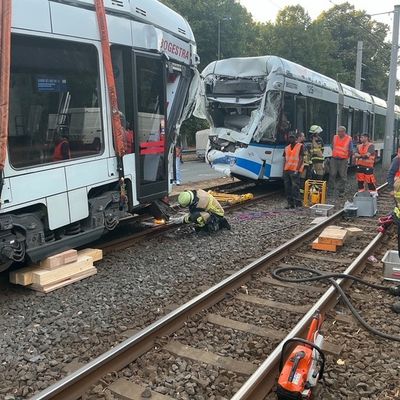 FW-E: Nachbarschaftliche Hilfe nach schwerem Straßenbahnunfall in Gelsenkirchen - Feuerwehr Essen unterstützt mit Spezialkräften