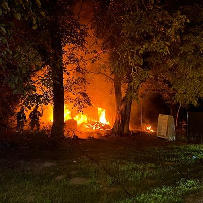 FW Weinheim: Gartenhütte im Gewann Hammelsbrunnen niedergebrannt - Weinheimer Feuerwehr verhindert weitere Ausbreitung