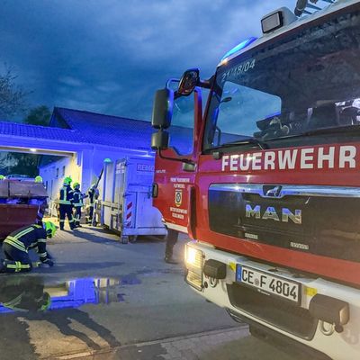 FW Flotwedel: Eine erneute Ölspur und eine qualmende Papierpresse halten die Feuerwehren im Flotwedel auf Trab