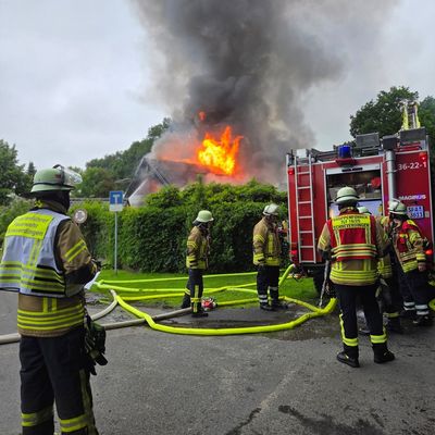 FW-ROW: Gebäudebrand in Söhlingen fordert zahlreiche Einsatzkräfte - Wohnhaus vollständig zerstört