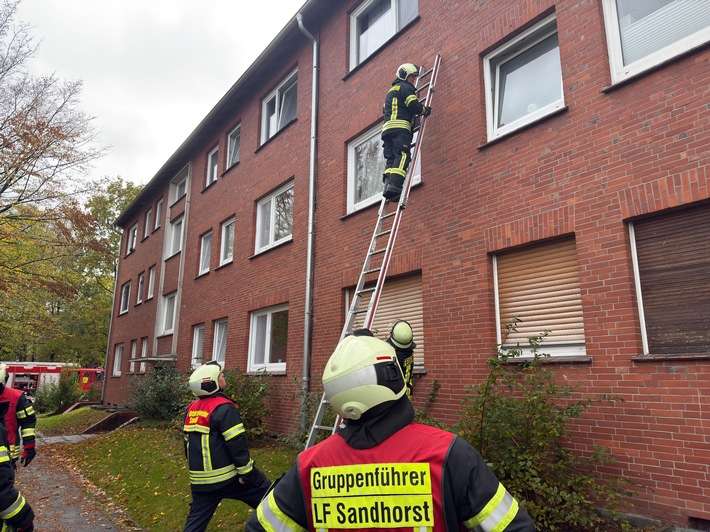 FW-AUR: Essensreste auf Herdplatte verkohlt
