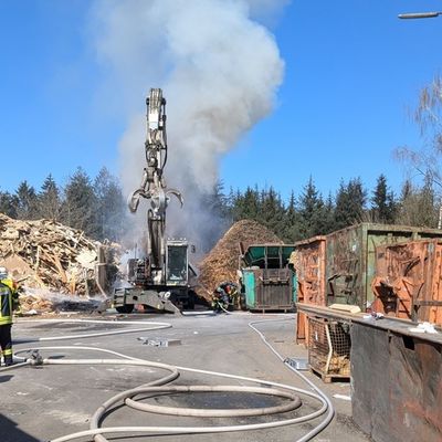 FW-ROW: Brennender Bagger auf Recyclinghof