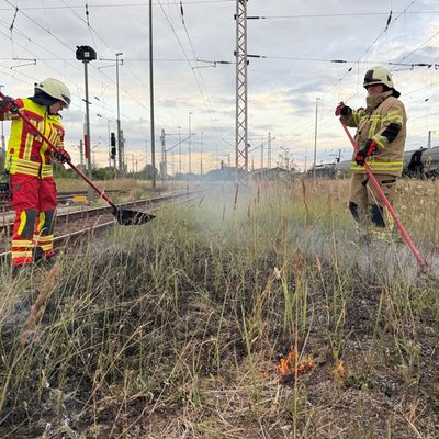 FW Lehrte: Böschungsbrand zwischen den Bahngleisen bei Lehrte