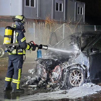 FW Celle: Zwei Pkws brennen in der Nacht