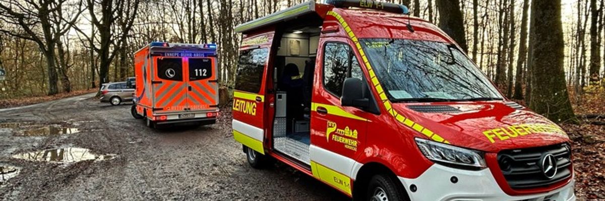 FW-EN: Medizinischer Notfall während Veranstaltung im Waldgebiet - Umfangreicher Einsatz von Feuerwehr und Rettungsdienst