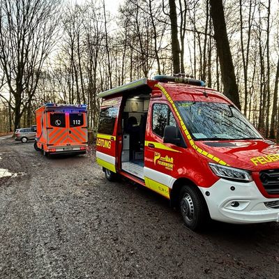 FW-EN: Medizinischer Notfall während Veranstaltung im Waldgebiet - Umfangreicher Einsatz von Feuerwehr und Rettungsdienst