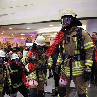 FW Bremerhaven: Feuerwehr Bremerhaven überzeugt beim 1. Blaulichtlauf im Klimahaus Bremerhaven