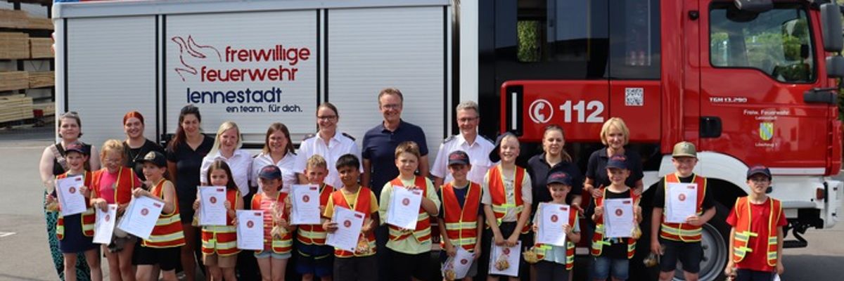 FW-OE: Feierliche Verleihung der Kinderflamme in Bronze bei der Kinderfeuerwehr Lennestadt