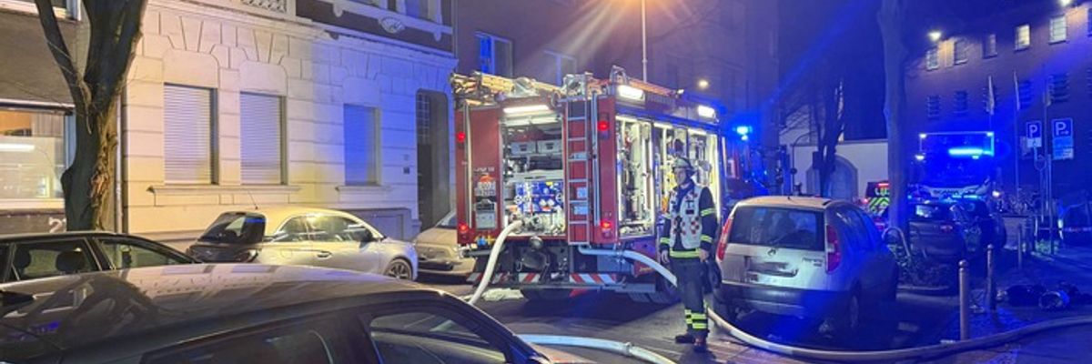 FW-DO: Kellerbrand in Mehrfamilienhaus - Mehrere Menschen über Drehleitern gerettet
