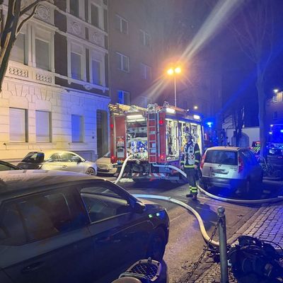 FW-DO: Kellerbrand in Mehrfamilienhaus - Mehrere Menschen über Drehleitern gerettet