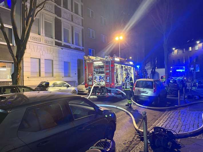 FW-DO: Kellerbrand in Mehrfamilienhaus - Mehrere Menschen über Drehleitern gerettet