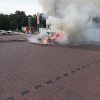 FW Speyer: Brand eines Elektrofahrzeugs an einer Ladesäule