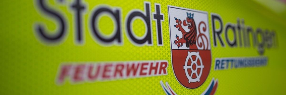 FW Ratingen: Gabelstapler an Lagerhalle in Brand geraten