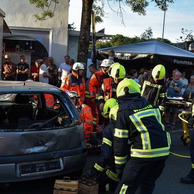 FW Wenden: Verkehrsunfall auf Kirmesgelände: Rettungskräfte üben unangekündigt den Ernstfall