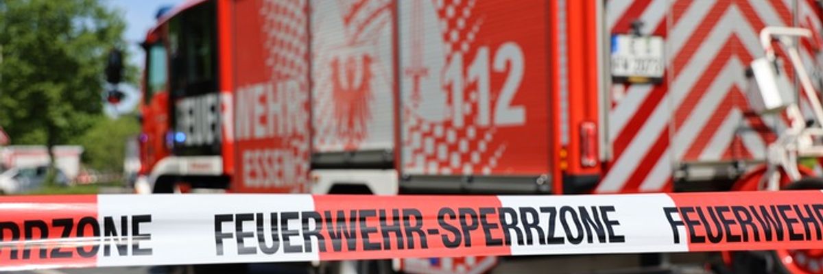 FW-E: Austritt einer chemischen Flüssigkeit in Schwimmbad - eine Person verletzt