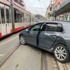 FW-MH: PKW kollidiert mit Straßenbahn im Kreuzungsbereich - Zwei Personen verletzt in Krankenhäuser transportiert