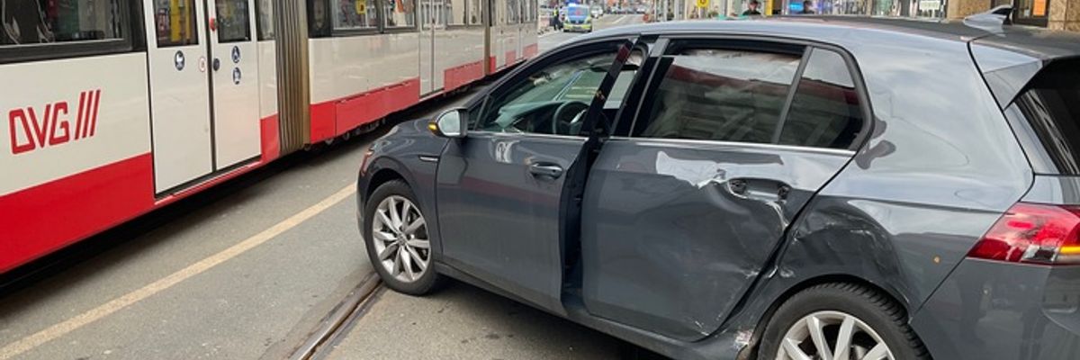 FW-MH: PKW kollidiert mit Straßenbahn im Kreuzungsbereich - Zwei Personen verletzt in Krankenhäuser transportiert