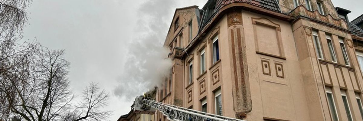 FW-E: Wohnungsbrand in einem Mehrfamilienhaus - Mehrere Menschen und Tiere über Drehleitern gerettet