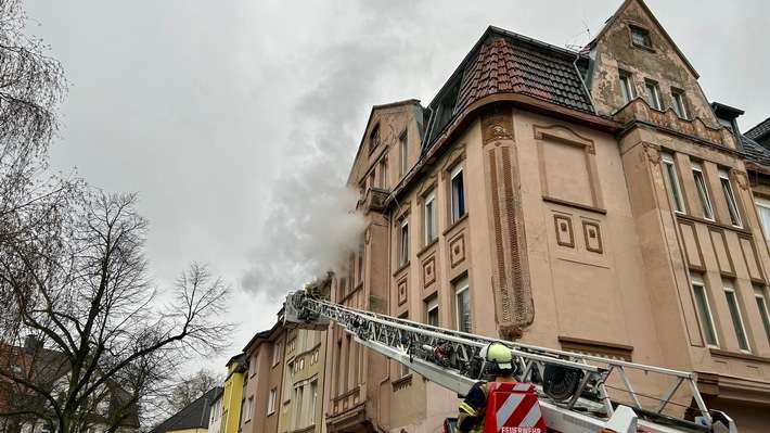 FW-E: Wohnungsbrand in einem Mehrfamilienhaus - Mehrere Menschen und Tiere über Drehleitern gerettet