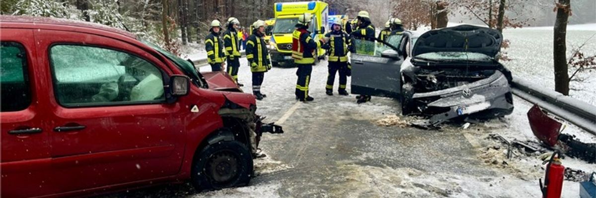 FW Lüchow-Dannenberg: +++ Wintereinbruch fordert die Feuerwehren in Lüchow-Dannenberg +++ Drei Verkehrsunfälle mit mehreren Verletzten am Freitag +++
