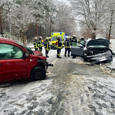FW Lüchow-Dannenberg: +++ Wintereinbruch fordert die Feuerwehren in Lüchow-Dannenberg +++ Drei Verkehrsunfälle mit mehreren Verletzten am Freitag +++