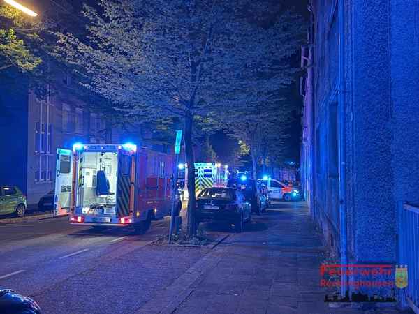 FW-RE: Nächtlicher Brand in Mehrfamilienhaus - Keine Verletzten
